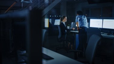 Güvenilir İşadamı Masaüstü Bilgisayarı Kullanıyor, Erkek Yöneticisi Özel Görevleri, Muhasebe ve Stratejiyi Açıklıyor. Kurumsal ofiste gece geç saatlere kadar çalışan profesyonel insanlar.