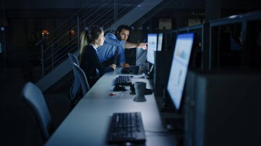 Güvenilir İşadamı Masaüstü Bilgisayarı Kullanıyor, Erkek Yöneticisi Özel Görevleri, Muhasebe ve Stratejiyi Açıklıyor. İşletme Ofisinde Tartışan, Tartışan Profesyonel İnsanlar Gece Geç Saatlerde Meseleleri