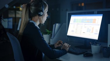 Ofiste Gece Geç Saatlere Kadar Çalışmak: Masaüstü Bilgisayarı Kullanan İş Kadını, Kulaklık Kullanan, Arama Yapan, Müşteriler ve Müşterilerle Konuşan, Analiz Eden, Çözen Sorunlar. 