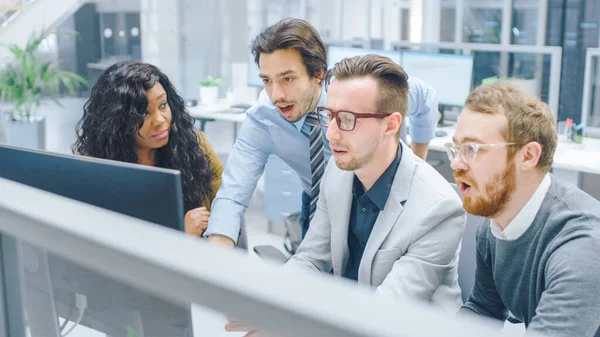 Dans le bureau moderne : Une équipe diversifiée de jeunes hommes d'affaires motivés et femmes d'affaires travaillent sur ordinateur, discutent, trouvent collectivement une solution aux problèmes. Collaboration ambitieuse des gens d'affaires — Photo