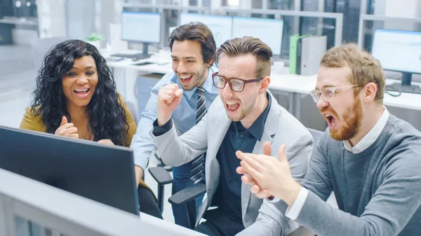 Em Escritório Moderno: Equipe Diversa de Empresários e Empresárias Trabalham no Computador, Tendo Discussão, Encontrando Solução de Problemas com Sucesso, Surpreendidos e Celebrarem com Alegria. — Fotografia de Stock