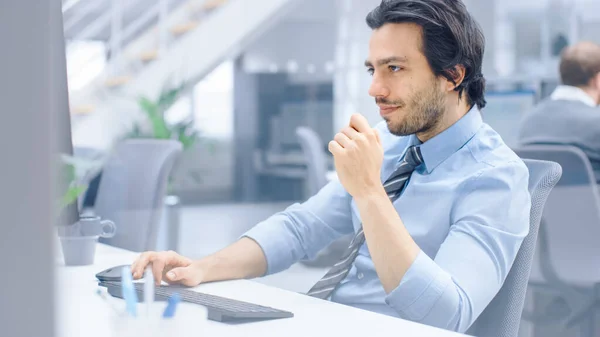 Retrato de bonito e confiante camisa e gravata vestindo empresário usa computador desktop, digitando em um teclado, monitorando transações comerciais, assinando contratos. Trabalha no Big Bright Office — Fotografia de Stock