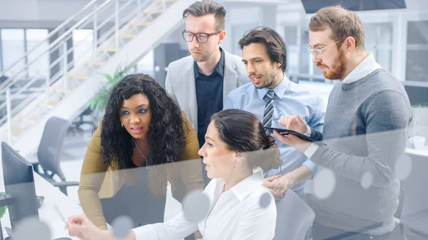 Modern Ofiste: Çeşitli Genç Motivasyonlu İş Adamları ve İş Kadınları Ekibi Bilgisayar Üzerinde Çalışıyor, Tartışıyor, Sorunları Toplu olarak Buluyor. Hırslı İş Adamları Başarılı Takım Çalışması