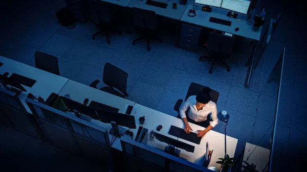 Seul à travailler tard la nuit au bureau : Femme d'affaires utilisant un ordinateur de bureau, analysant, utilisant des documents, résoudre des problèmes, projet de finition. Tournage à angle élevé — Photo