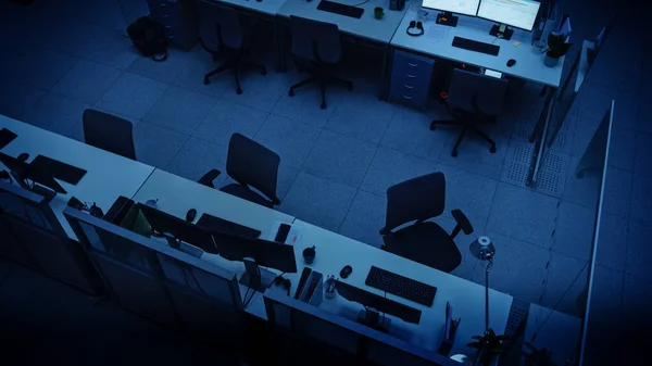 设有轮椅、桌椅及电脑的黑暗清空办公室的高角镜头。深夜独立工作的概念. — 图库照片