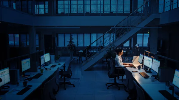 Solo trabajando tarde en la noche en la oficina: Empresaria usando computadora de escritorio, analizando, usando documentos, resolviendo problemas, terminando el proyecto — Foto de Stock