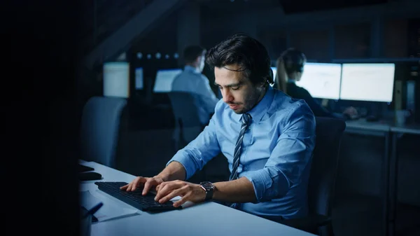 In the Office at Night Overworked Tired Office Worker Uses Desktop Computer but Falls Asleep Fast. Tired Exhausted Businessman Falls asleep at His Job — Stock Photo, Image