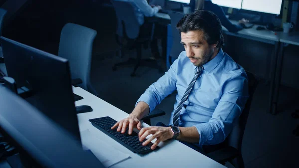 Dans le bureau la nuit surmené fatigué employé de bureau utilise bâillement ordinateur de bureau. Fatigué épuisé Businessman Finition Projet important — Photo