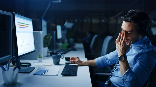 No escritório à noite sobrecarregado cansados escritório trabalhador usa computador desktop bocejando, bebe café. Cansado Empresário Exausto Acabamento Projeto Importante — Fotografia de Stock