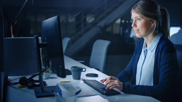 オフィスで夜遅くまで作業する:デスクトップコンピュータを使用してビジネス女性,分析,ドキュメントを使用して,問題を解決,プロジェクトを終了. — ストック写真