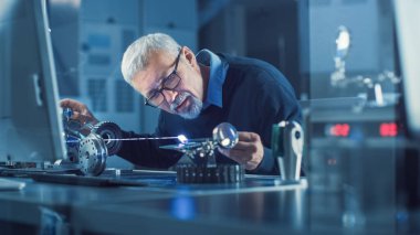 Yüksek Hassasiyet Lazer Ekipmanı, Mercek Kullanımı ve Elektronik Test Optiği ile Çalışan Gözlüklü Orta Çağ Mühendis Portresi