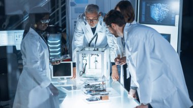 Teknoloji Araştırma Laboratuvarında: Çeşitli Endüstriyel Bilimadamları, Mühendisler, Geliştiriciler Dijital Whiteboard, Motor Şablonları ve Nöral Ağ Tarafından Hesaplanan Verimlilik ile Çalışıyor