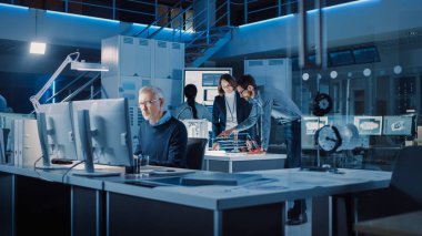 Endüstriyel Tasarım Geliştirme Laboratuvarı 'nda çalışan çeşitli Uluslararası Endüstriyel Mühendis ve Bilim Adamları Takımı. Yeni Verimli Motor Tasarımı Geliştiren Profesyoneller Grubu