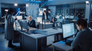 Çeşitli Uluslararası Endüstri Mühendisleri ve Bilim Adamları Ekibi Araştırma Laboratuvarı Geliştirme Merkezi 'nde çalışıyor. Yeni Verimli Motor Tasarımı üzerine çalışan insanlar. Profesyonel takım çalışması.