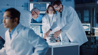 Endüstriyel Tasarım Laboratuvarında Çekilen, Uzman Mikroskop Kullananlar, Kişisel Bilgisayarda Tasarımcı Çalışmaları, Cam Tahtada Yazanlar, Geliştiriciler Ekibi 3D Yazıcı ve Ana Kart Kullan