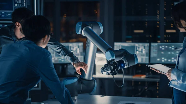 Close Up Vertical Shot of Artificial Intelligence Operare un braccio robotico futuristico in una partita a scacchi. Robot muove un cavaliere. Laboratorio di ricerca moderna ad alta tecnologia. — Foto Stock