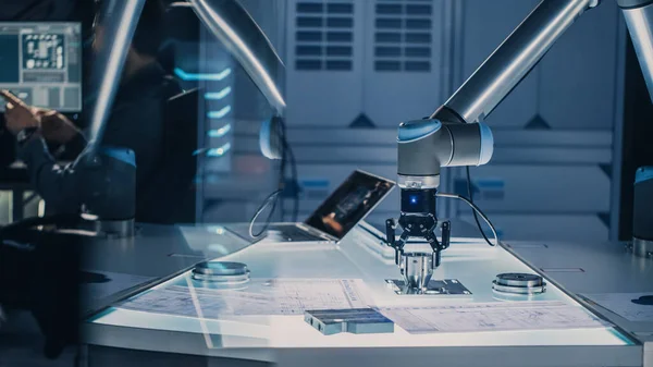 미래적 인공지능 로봇 팔 (Futuristic Artificial Intelligence Robotic Arm) 은 금속 개체 (Metal Object), Picks It Up, Puts it Down) 를 작동시키고 작동 시킨다. 현대 장비를 갖춘 첨단 기술 연구소. — 스톡 사진