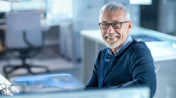 Profesjonelle elektrotekniske design ingeniører med glassverk i forskningslaboratorium og smil på kamera. – stockfoto