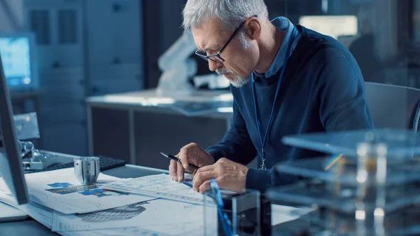 Professional Heavy Industry Engineer Draws Engine Concept Blueprint, Références Computer. Bureau d'ingénierie et laboratoire de design industriel avec divers robots, architecturaux et industriels — Photo