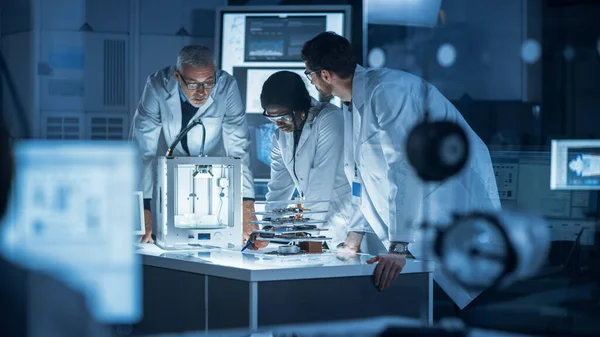 Em Laboratório de Pesquisa Tecnológica: Equipe Diversa de Cientistas Industriais, Engenheiros, Desenvolvedores Trabalham com Whiteboard Digital Mostrando Planos de Motor, Eficiência Calculada pela Rede Neural — Fotografia de Stock