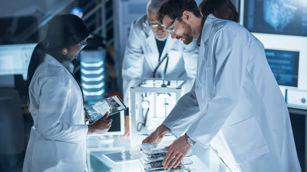 Em Laboratório de Pesquisa Tecnológica: Equipe Diversa de Cientistas Industriais, Engenheiros, Desenvolvedores Trabalham com Whiteboard Digital Mostrando Planos de Motor, Eficiência Calculada pela Rede Neural — Fotografia de Stock