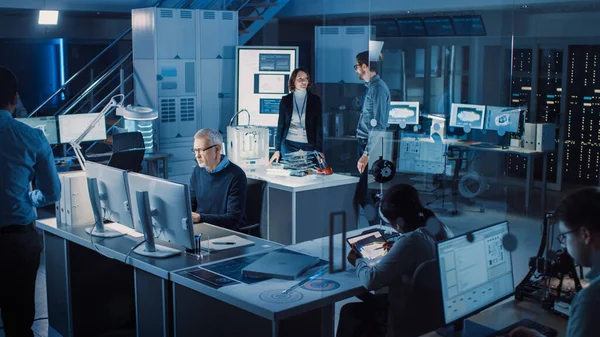 Equipe Internacional Diversa de Engenheiros Industriais e Cientistas que Trabalham no Centro de Desenvolvimento de Laboratórios de Pesquisa. Pessoas trabalhando no design eficiente do motor, usando computadores, tecnologia avançada — Fotografia de Stock