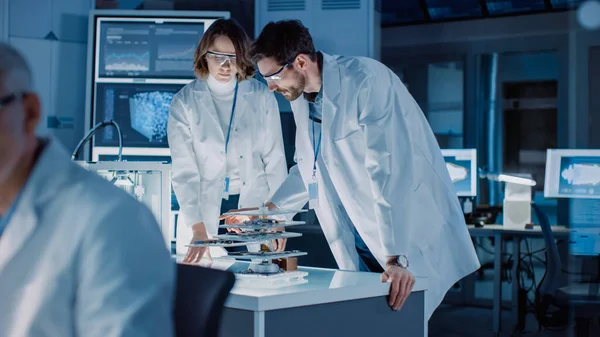 Shot in Industrial Design Research Laboratory, Specialist uses Microscope, Designér Works on Personal Computer, Female Scientists Writes on Glass Whiteboard, Team of Developers Work with 3D Printer — Stock fotografie