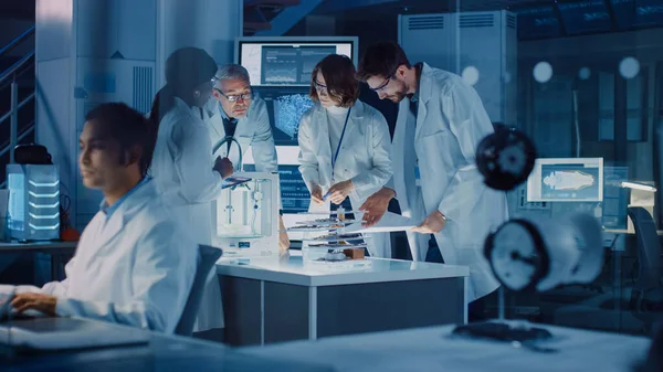 Teknoloji Araştırma Laboratuvarında: Çeşitli Endüstriyel Bilimadamları, Mühendisler, Geliştiriciler Dijital Whiteboard, Motor Şablonları ve Nöral Ağ Tarafından Hesaplanan Verimlilik ile Çalışıyor