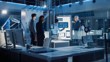 Teknoloji Araştırma Laboratuvarında Mühendisler Buluşması: Mühendisler, Bilim adamları ve Geliştiriciler Aydınlanmış Konferans Masası, Konuşma ve Bulma Çözümü etrafında toplandı. Sanayi Tasarım Tesisi