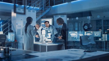 Robot Araştırma Laboratuvarında Mühendisler Buluşması: Mühendisler, Bilim adamları ve Geliştiriciler Aydınlanmış Konferans Masası, Konuşması, Tablet Kullanımı ve Endüstriyel Robot Kolu Analizi Tasarımı etrafında toplandı