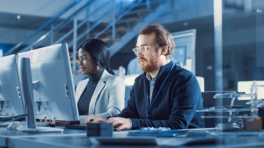 Bilgisayar üzerinde çalışan iki Elektronik Geliştirme Mühendisi. Profesyonel Ekip Modern Endüstriyel Mühendislik Tasarımı için CAD Yazılım kullanır. Sayısal Beyaz Tahta Kullanımı Uzmanı