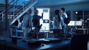 Proje Yöneticisi Motivasyon Sunumu Yapıyor veya Elektronik Geliştirme Mühendisleri Ekibi, Sinirsel Ağ, AI ve Makine Öğrenme ile Dijital Beyaztahta kullanıyor. 