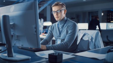 Gelişmiş Teknoloji Tasarım Ajansı 'nda Kişisel Bilgisayar üzerinde çalışan Profesyonel Elektronik Geliştirme Mühendisi. Akıllı insanların birlikte çalıştığı modern bir bina. Son teknoloji ürünü bir bina.