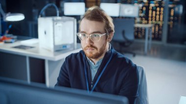 Gelişmiş Teknoloji Tasarım Ajansı 'nda Kişisel Bilgisayar üzerinde çalışan Profesyonel Elektronik Geliştirme Mühendisi. Birlikte çalışan, bilgisayar kullanan zeki insanların olduğu modern bir merkez.