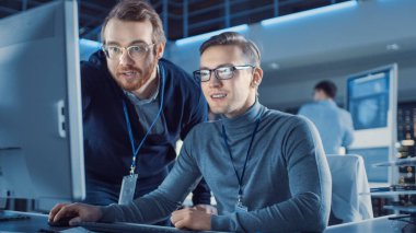 Elektronik Geliştirme Mühendisi Yöneticiyle Kişisel Bilgisayar Görüşmeleri Kullanır, Proje Ayrıntılarını Gösterir. Profesyonel Ekip Modern Endüstriyel Mühendislik için CAD Yazılım ile Dijital Whiteboard kullanın