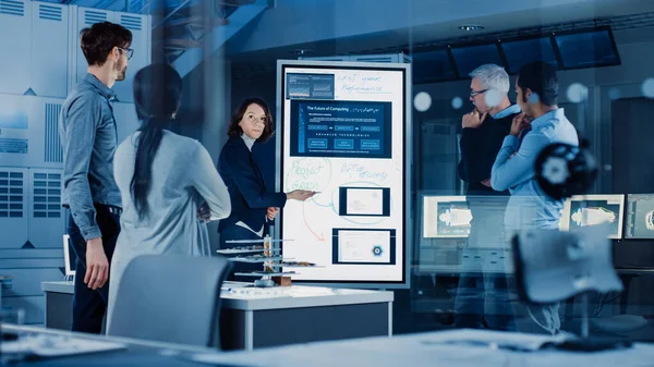 Engineers Meeting in Technology Research Laboratory: Female Engineer Leads Presentatie Writes on Interactive Digital Whiteboard, Shows Machine Blueprint, Data Analytics en Neural Network, terwijl — Stockfoto