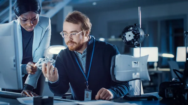 Ingeniero de Desarrollo Electrónico Trabajando en Su Escritorio, Demuestra Prototipo al Gerente de Proyecto. Profesionales Trabajan en la Agencia de Diseño de Tecnología Avanzada. Centro de Investigación Moderna Usando 3D —  Fotos de Stock