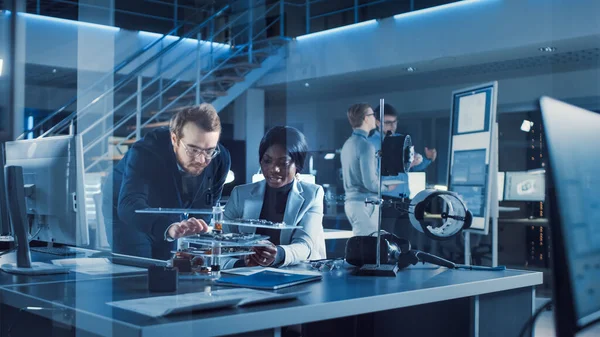 Elektronik Geliştirme Mühendisi Proje Yöneticisi ile konuşuyor, Aygıt Mikroçipi Tutmak için PCB Anakartını seçtiler. Profesyonel Ekip Modern için Digiral Whiteboard, Tabletler ve CAD Yazılım Kullan