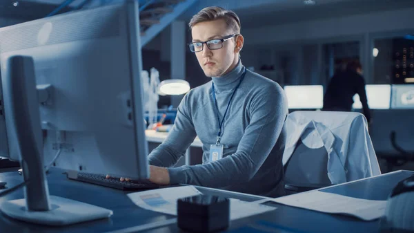 Ingeniero de Desarrollo Electrónico Profesional Trabajando en una Computadora Personal en la Agencia de Diseño Tecnológico Avanzado. Elegante edificio moderno con gente inteligente trabajando juntos, utilizando el estado de la —  Fotos de Stock