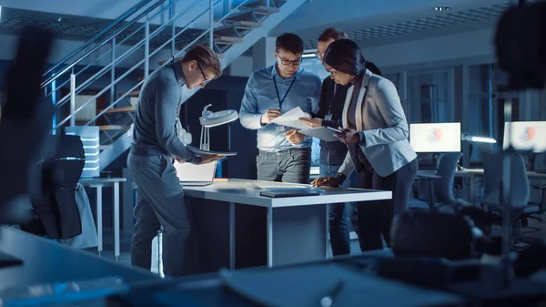 Equipo Diverso de Ingenieros de Desarrollo Electrónico Parados en el Escritorio Solucionando con Éxito los Problemas del Proyecto Tarde en la Noche, Celebrando con Alto Cinco y Salud. Especialistas trabajando en Ultra Moderno — Foto de Stock