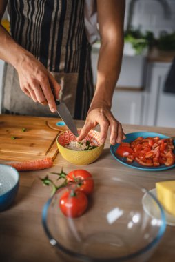Modern Kitchn 'de Sağlıklı Organik Salata Yemeği Hazırlayan Hippi Adam' ın Yakın Çekimi. Doğal Vejetaryen Diyet ve Sağlıklı Yaşam Konsepti.