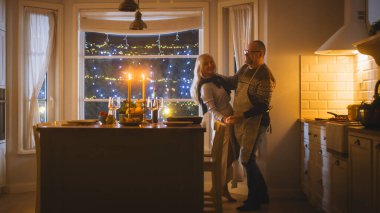 Mutlu Son Sınıf Çifti Romantik Bir Gece Geçiriyor, Mutfakta Dans Ediyor, Yıldönümünü Kutluyor. Şarabla Romantik Akşam, Şık Mutfak İçi Şenlikli Masa