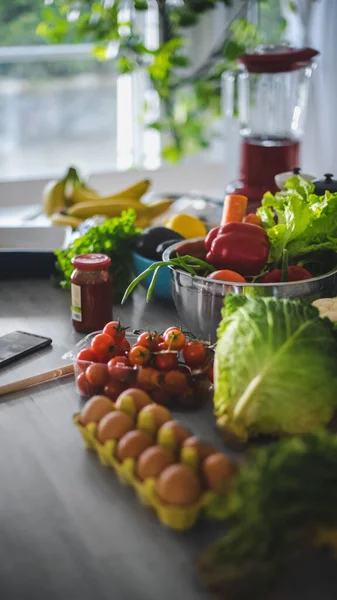 Primer plano Tiro de verduras frescas acostado sobre una mesa: tomates cherry, ensalada verde, col, papper. Auténtica cocina elegante con comida saludable. Productos naturales limpios de la agricultura ecológica. — Foto de Stock