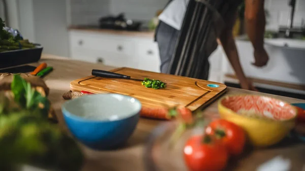 Nahaufnahme einer gehackten Frühlingszwiebel auf einem Schneidebrett. Gesunde Bio-Salatmahlzeit in einer modernen Küche. Natürliche saubere Ernährung und gesunder Lebensstil. — Stockfoto