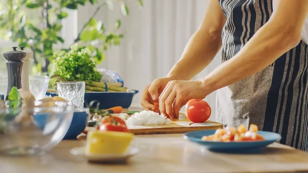 Κοντινό πλάνο ενός άνδρα που ετοιμάζει ένα υγιεινό οργανικό γεύμα σαλάτας σε μια σύγχρονη κουζίνα. Φυσική καθαρή διατροφή και υγιεινός τρόπος ζωής έννοια. — Φωτογραφία Αρχείου