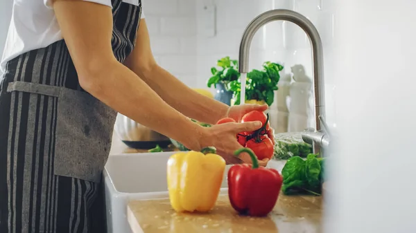Κοντινό πλάνο ενός ατόμου που πλένει κόκκινο γλυκό πιπέρι με νερό βρύσης. Αυθεντική κομψή κουζίνα με υγιεινά λαχανικά. Φυσικά καθαρά προϊόντα από Βιολογική Γεωργία και Πράσινη Διατροφή Concept. — Φωτογραφία Αρχείου