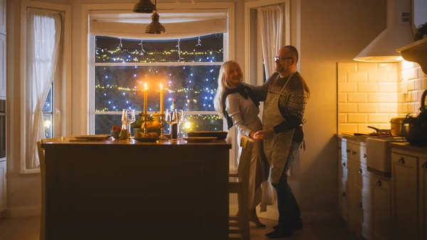 Счастливые влюбленные пары весело проводят время, танцуя в "Китчене". Романтический вечер с вином, праздничный стол в стильном уютном интерьере кухни — стоковое фото