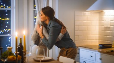 Mutfakta yemek hazırlayan ve servis yapan güzel kadınlar. Yaşlı Anne Olgun Kıza Sarıldı. İyi eğlenceler, birlikte yemek pişirin, konuşun, dedikodu yapın, sırlarınızı ve tariflerinizi paylaşın. Aile Gecesi.