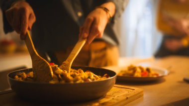 Tabakta nefis görünen makarnayı servis eden kişi. Restoranda Profesyonelce Pişirilmiş Makarna Tabağı ya da Evde Romantik Akşam Yemeği. Yakın çekim.