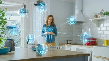 İnternet Kavramı: Genç Kadın Mutfakta Akıllı Telefon Kullanıyor. Mutfak aletlerini IOT ile kontrol ediyor. Bağlı Ev Elektronik Aygıtlarının Dijital Görselleştirmesini Gösteren Grafikler